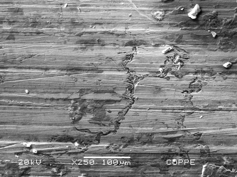 External surface aspect of the flange showing preferential dissolution, responsible for nucleation of the through wall cracking.