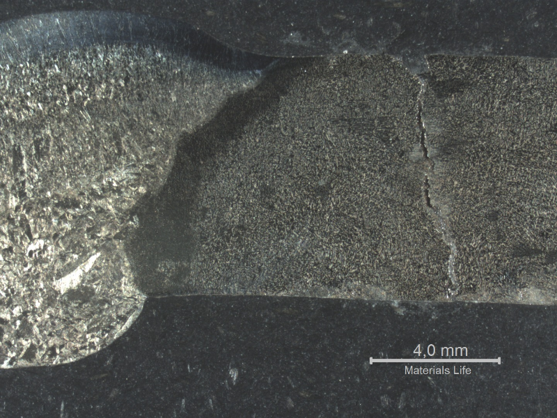 Macrography transverse to the circunferential weld, longitudinal to the piping, presenting the location, a little far from the welded joint margin, where the through wall cracking is positioned.
