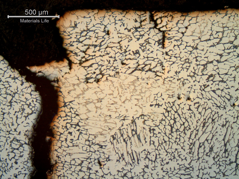 Longitudinal section micrography at the cracked position, close to the external surface of the flange, showing cracks transverse to the thickness, associated to the microstructure.