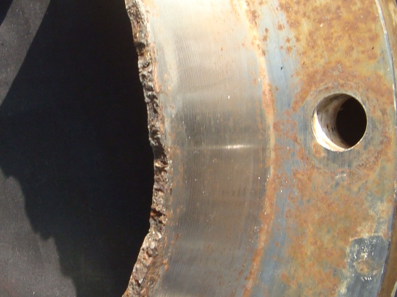 After a longitudinal section of the flange to pipe weld, the through wall cracking opened in two parts and the fracture surface was analyzed. The flange side fracture surface is presented in this figure.