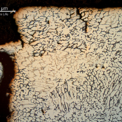 Longitudinal section micrography at the cracked position, close to the external surface of the flange, showing cracks transverse to the thickness, associated to the microstructure.
