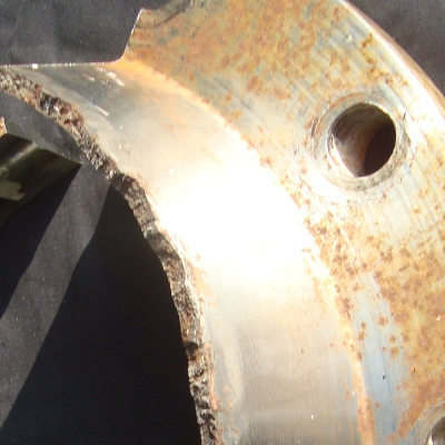 After a longitudinal section of the flange to pipe weld, the through wall cracking opened in two parts and the fracture surface was analyzed. The flange side fracture surface is presented in this figure.