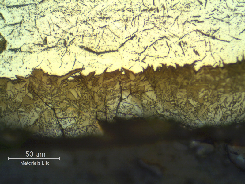The pipe base metal, at the internal surface, presents a hydride layer showing that the environment is absorbing hydrogen.  Although there are microcracks in this layer it did not detach in the base metal.