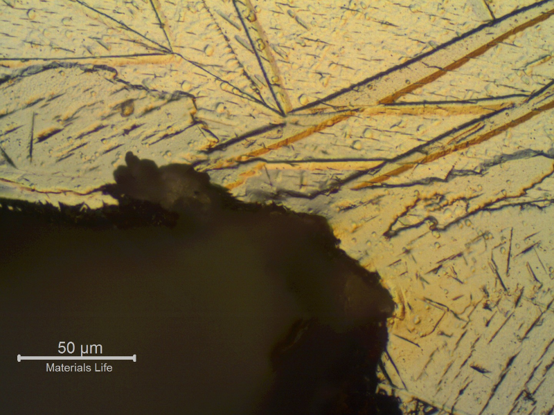 The pipe internal suface, at the welded region, presents no hydride layer (because it has detached) as well as the material itself is suffering brittle detachment.
