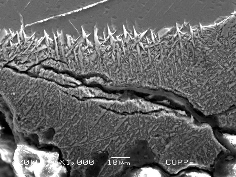 Hydride layer at the internal surface of the pipe base metal, after Kroll etch.