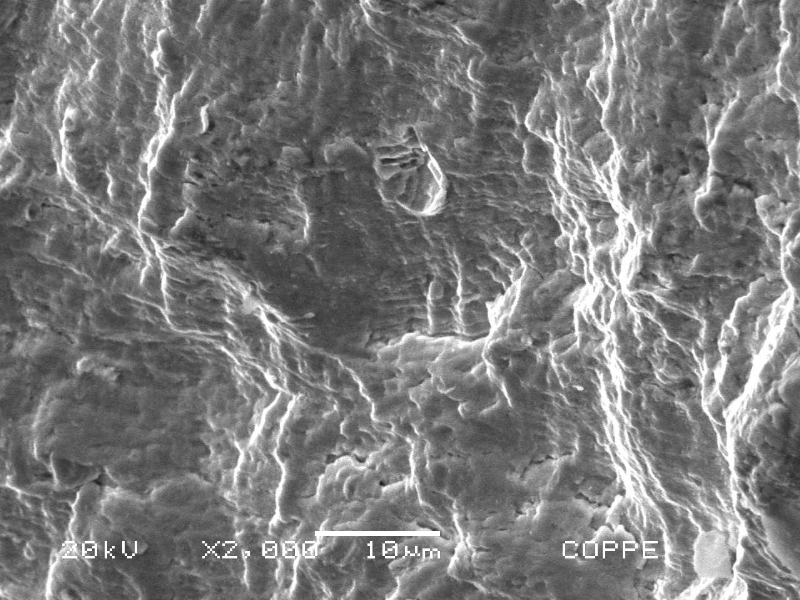 Fracture surface micromechanism by striation, evidence of FATIGUE.