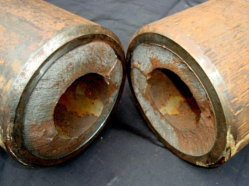 Aspect of the fracture that occurred in the connection between the pin of one DP and the box of other DP, in the pin side. The photo presents the pin still connected in the box. The flat fracture indicates a brittle behavior.