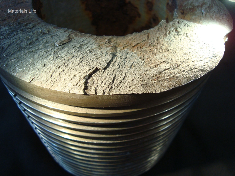 Detail of the fracture surface with a starting point at the external surface of the pin.