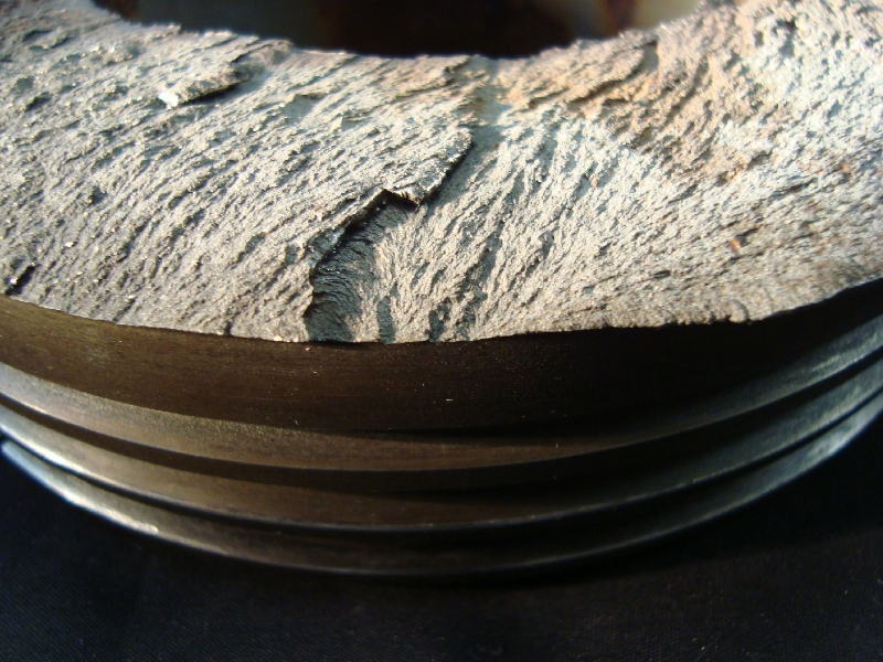 Macroscopic detail of the fracture surface with a starting point at the external surface of the pin.