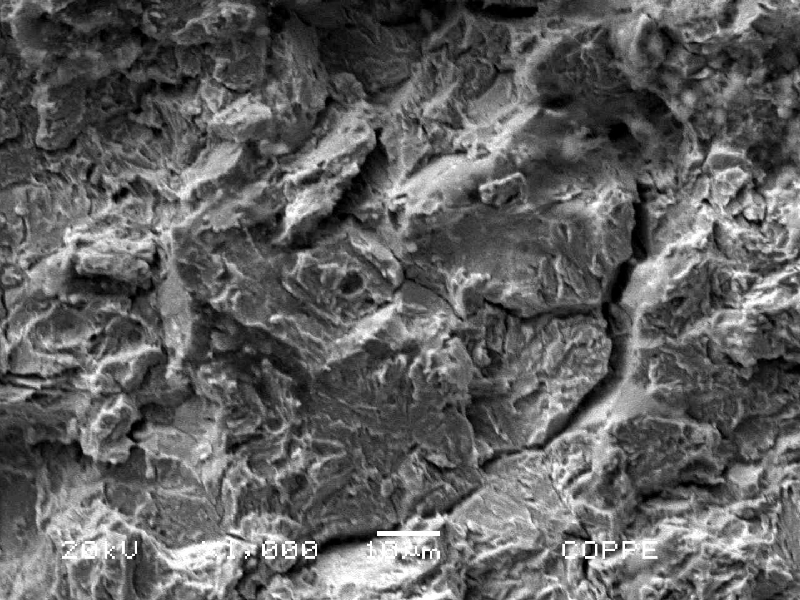The fractography by SEM shows quasecleavage mechanism in the middle of the wall thickness of the pin.