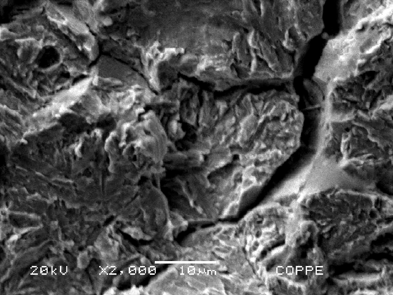 Fractographic detail by SEM of the quasecleavage mechanism in the middle of the wall thickness of the pin.