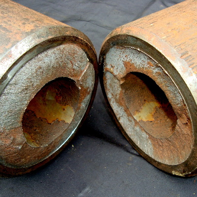 Aspect of the fracture that occurred in the connection between the pin of one DP and the box of other DP, in the pin side. The photo presents the pin still connected in the box. The flat fracture indicates a brittle behavior.