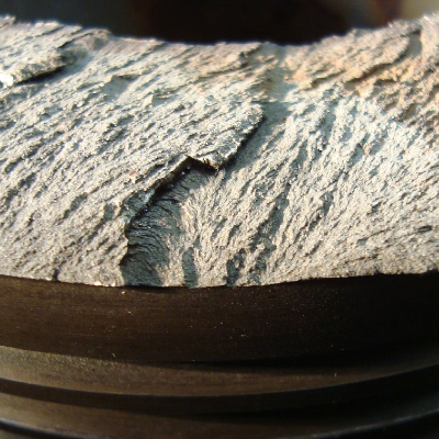 Macroscopic detail of the fracture surface with a starting point at the external surface of the pin.