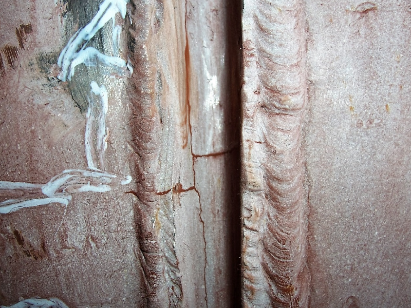 After grinding to remove the cracks, it was possible to see that they originated in the root, with longitudinal and transverse cracking, and localized in the weld metal only.