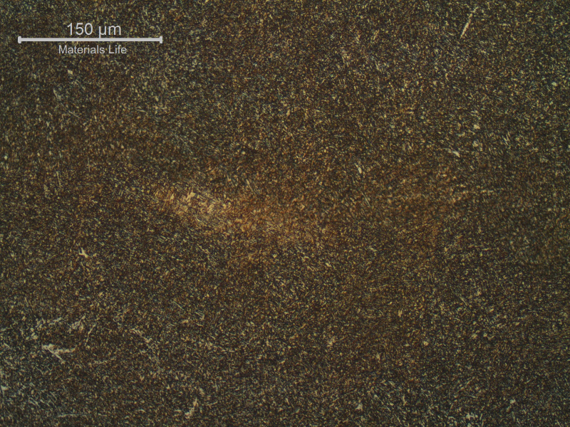The weld metal, hard, presented a martensitic structure, probably due to the localized increase in carbon content, from the unsuitable carbon arc gouging procedure.