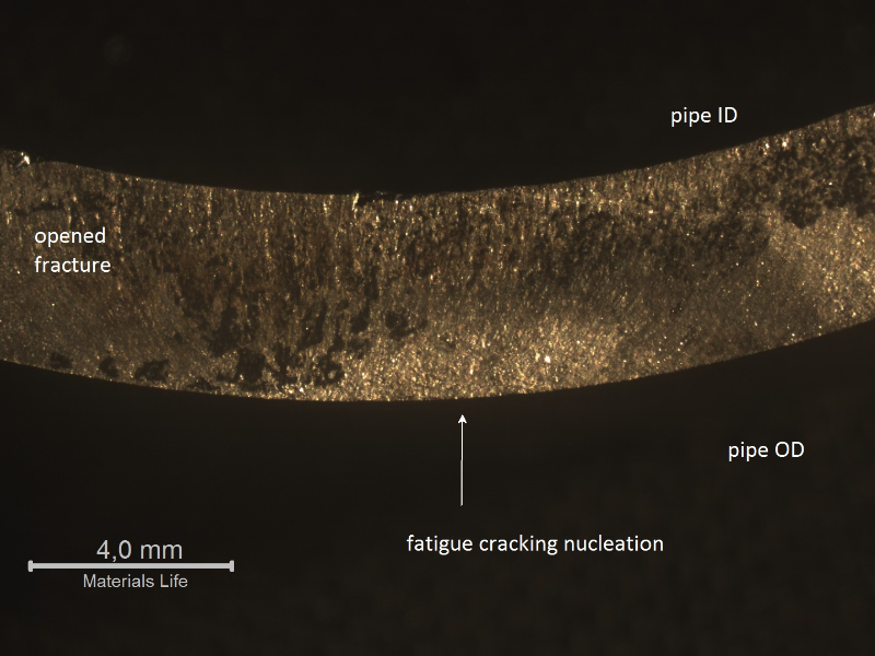 After opening the cracking the fracture surface aspect evidences fatigue cracking propagation, starting from the external side (OD).