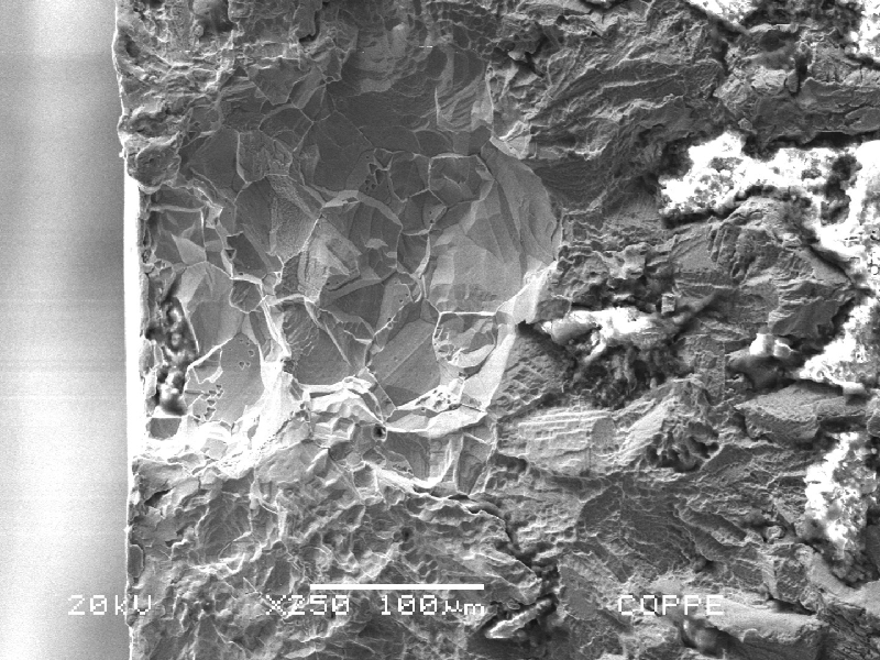 Detail of the fatigue fracture iniciation point, at the surface, in a pitting corrosion 0.3 mm depth.