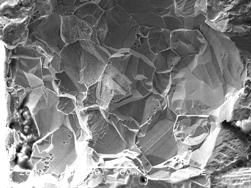 Fractographic detail of the pitting corrosion in the region of iniciation of the fatigue cracking, at the external surface of the pipe.