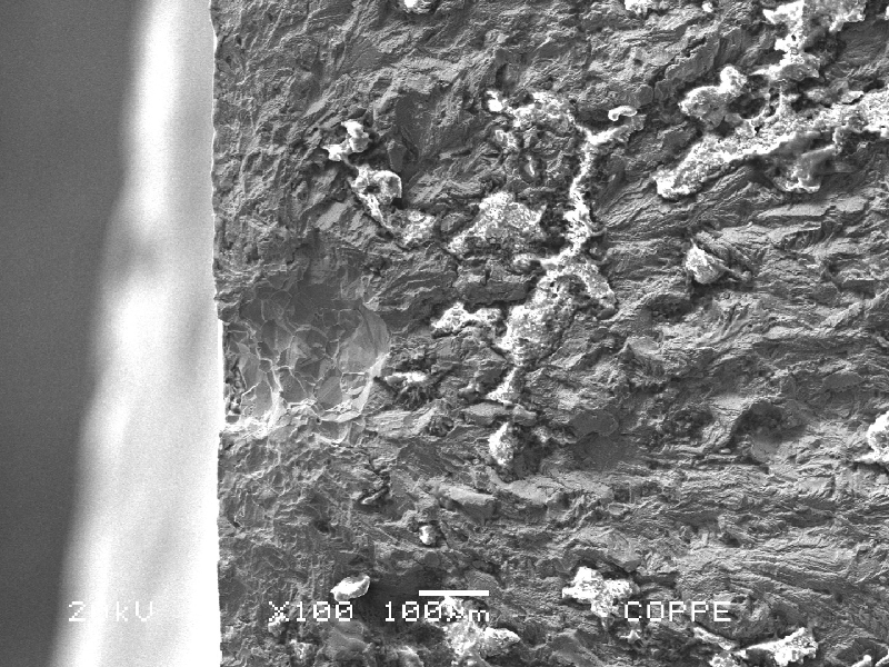Fracture aspect after opening the cracking, in the location where the fatigue cracking was iniciated. There is a pitting corrosion, 0.3 mm depth.