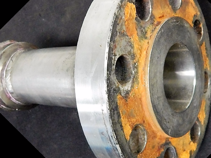 General view of the 2" branch line that was supporting an instrument in a 12" gas piping of an offshore unity. The branch line is composed by a seamless pipe welded to a weldolet (left side of the figure) and to a flange (right side of the figure). The leakage is associated to a through wall cracking in the middle of the pipe length. The cracking is not evidenced in the figure, since it is too thin. See the schematic drawing in the next figure