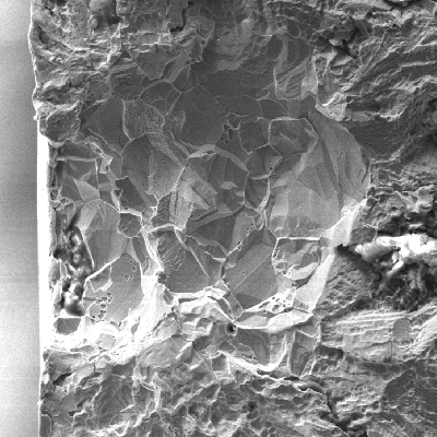Detail of the fatigue fracture iniciation point, at the surface, in a pitting corrosion 0.3 mm depth.