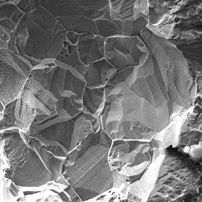 Fractographic detail of the pitting corrosion in the region of iniciation of the fatigue cracking, at the external surface of the pipe.