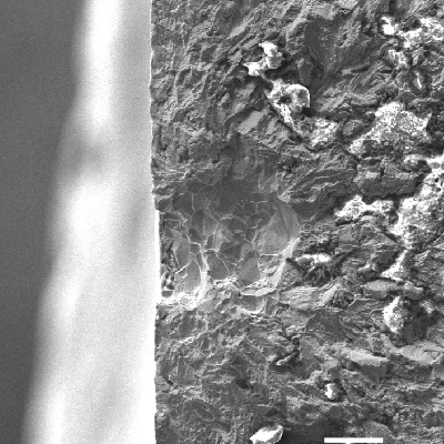 Fracture aspect after opening the cracking, in the location where the fatigue cracking was iniciated.  There is a pitting corrosion, 0.3 mm depth.