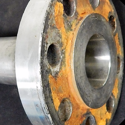 General view of the 2" branch line that was supporting an instrument in a 12" gas piping of an offshore unity. The branch line is composed by a seamless pipe welded to a weldolet (left side of the figure) and to a flange (right side of the figure). The leakage is associated to a through wall cracking in the middle of the pipe length. The cracking is not evidenced in the figure, since it is too thin. See the schematic drawing in the next figure