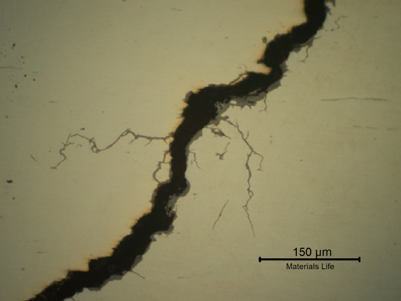 Micrography of a crack, in a sample as polished, presenting the opened crack.