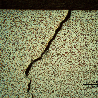 Micrography of the crack at the internal surface of the steam drum.  The shell plate presents a ferritic perlitic structure.