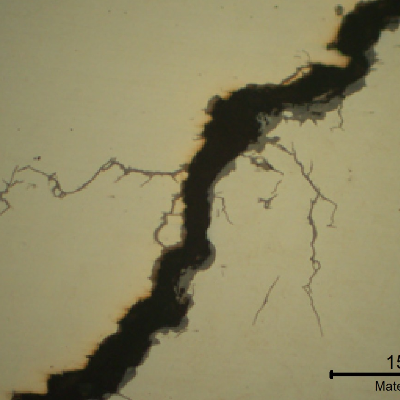 Micrography of a crack, in a sample as polished, presenting the opened crack.