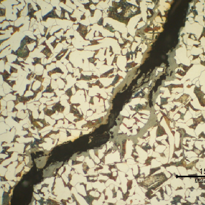 Stress corrosion cracks propagating in the ferritic-perlitic structure.