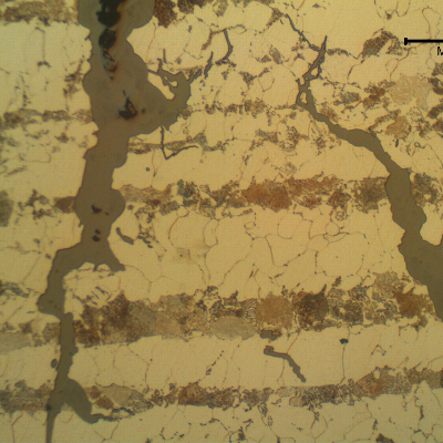 Micrographic detail of the transgranular stress corrosion cracking.