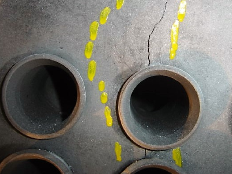 Steam drum presenting cracks in the shell, connecting tube holes.