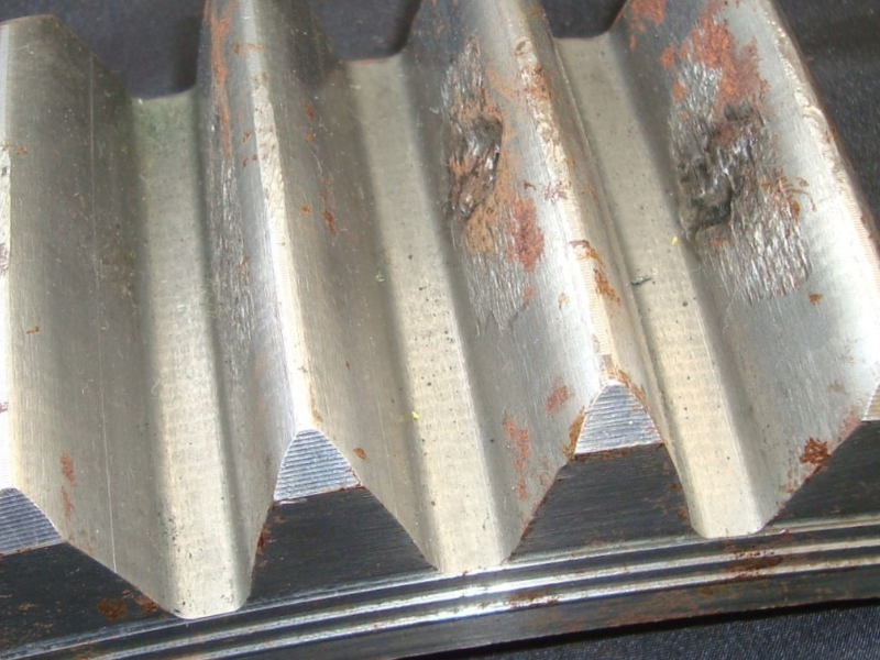 The tooth contact surface of the SPUR GEAR shows adhesive wear damage after a short time in service.