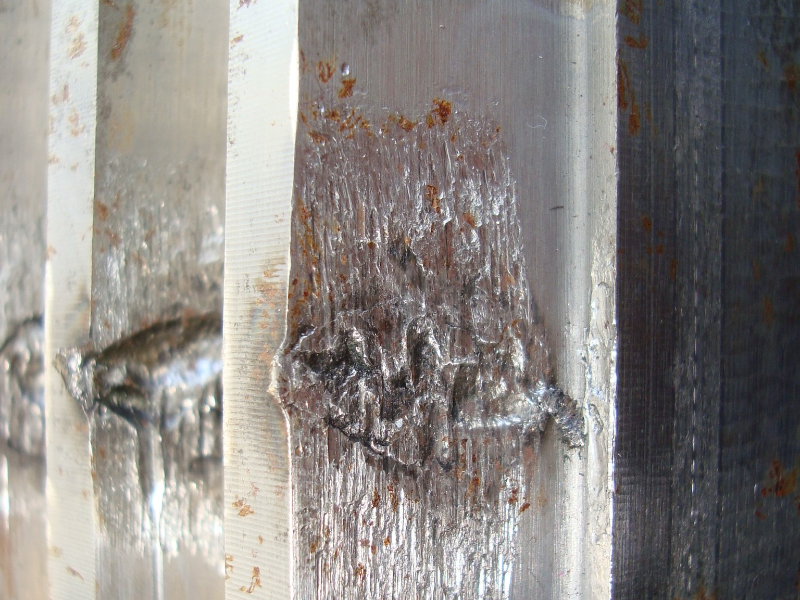 The tooth contact surface of the SPUR RACK shows adhesive wear damage after a short time in service.