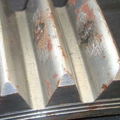 The tooth contact surface of the SPUR GEAR shows adhesive wear damage after a short time in service.
