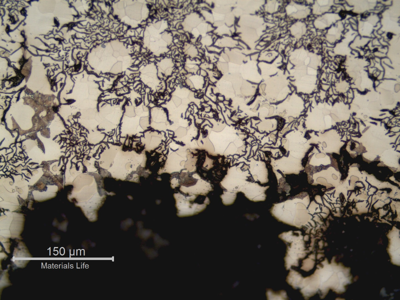 The micrography of a longitudinal section of the pipe, close to the internal surface, shows a general corrosion mechanism (with slow wall thickness loss), although the graphite/matrix interface is corroded preferentially.