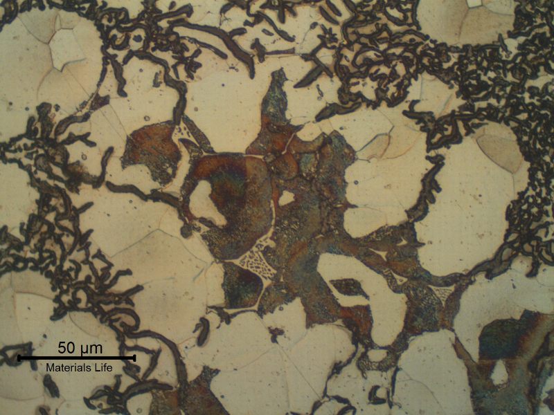 Micrography of the longitudinal section of the pipe, close to the internal surface, showing graphite in flakes and ferritic matrix with small regions of perlite and eutetic in the middle of the perlite colonies.