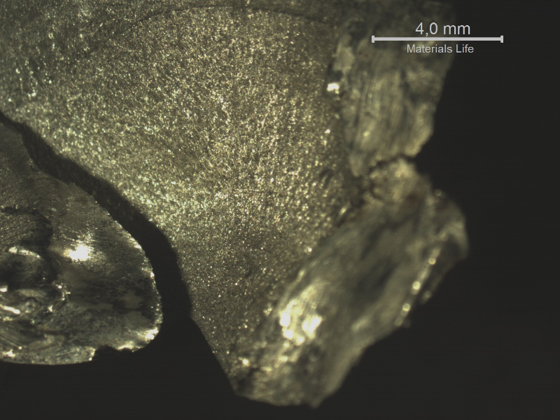 Macroscopic aspect of the 1" shaft fracture surface, revealing beach marks at the surface typical of fatigue, initiated from the surface of the spline shaft at the gear position.