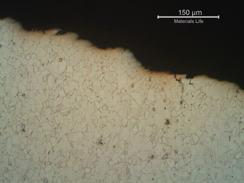 Micrographic aspect of a longitudinal section of the splined shaft, at the fracture surface (top of the figure). The transgranular fatigue propagation presents shallow secondary cracks at regions of particles in the structure.