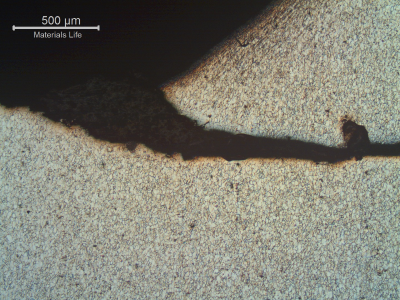 Micrographic aspect of a longitudinal section of the splined shaft, at the fracture. Transgranular fatigue propagation from the splined region.