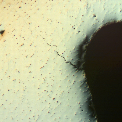 Micrography as polished of the region where there was a refrigeration hole, presenting a cracking.