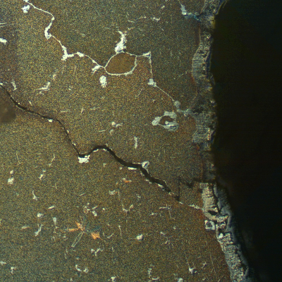 The cracking from the refrigeration hole presents an intergranular morphology, as shown in the micrography of a transverse section of the blade.