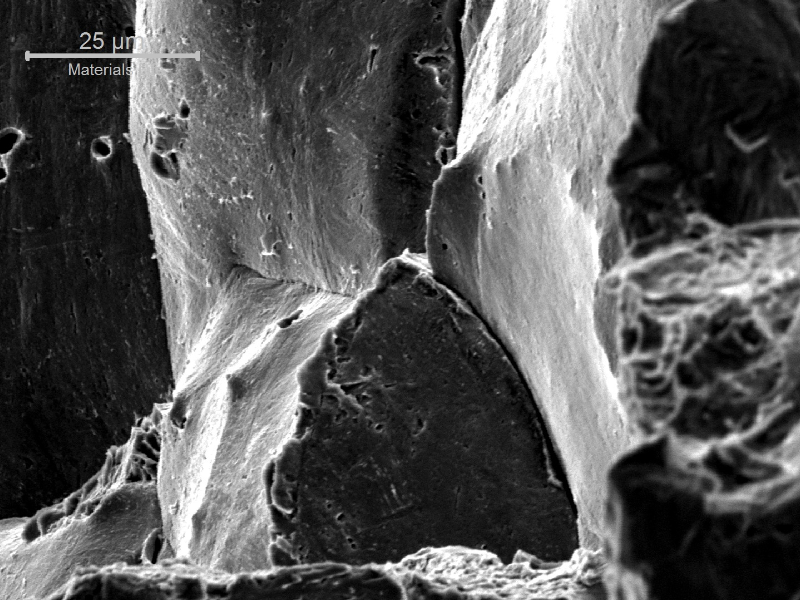 Fracture appearance in a brittle region, presenting an intergranular morphology.