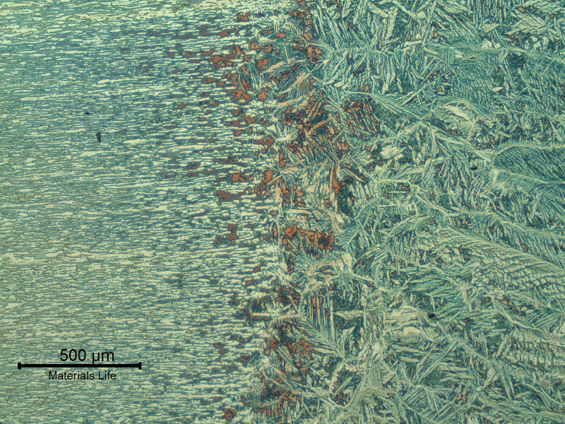 Micrography of the pipe heat affected zone.  In the left the pipe base metal, with banded duplex structure; and in the right the weld metal, with Widmanstatten morphology of the structure.