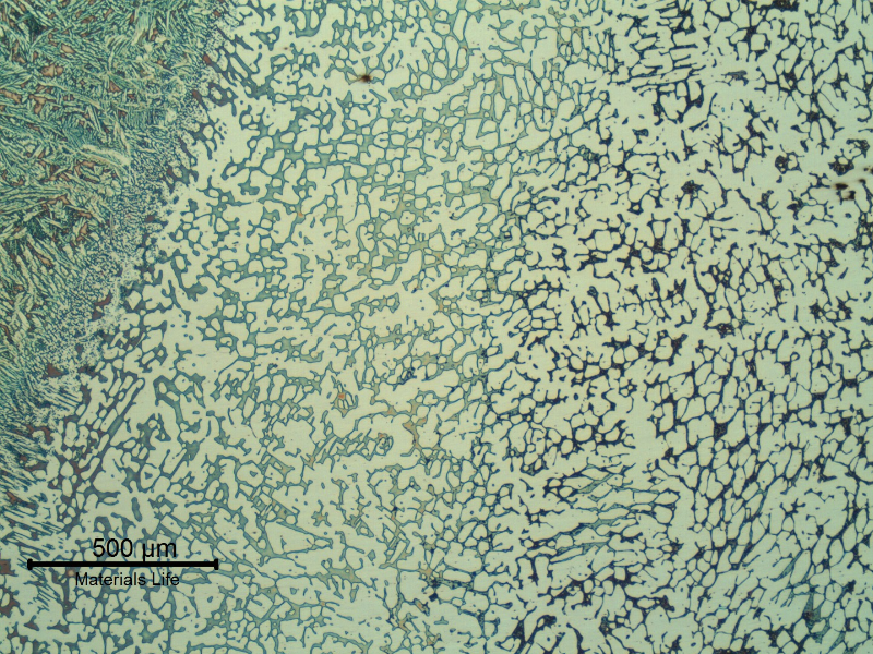 Micrography of the flange heat affected zone.  In the right the flange base metal, with coarse structure and detrimental phases associated to the ferrite; and in the left the weld metal, with Widmanstatten morphology of the structure.