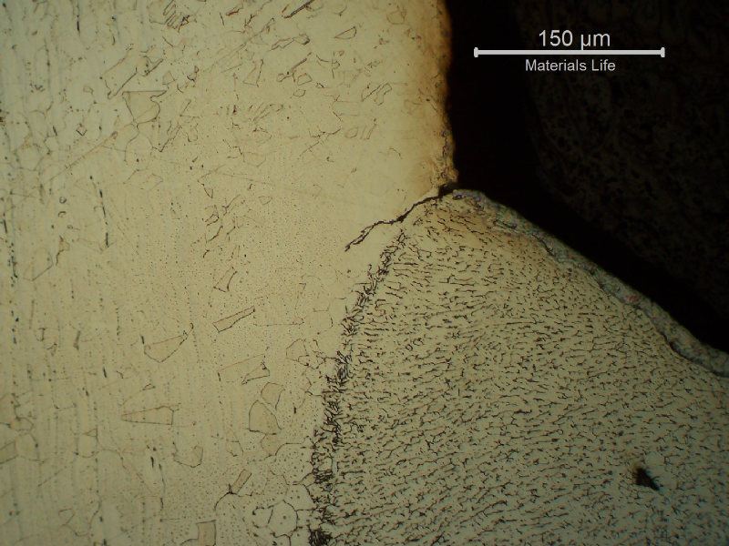 The micrography of the welded joint between the flange and the shell, in a region that was not yet macroscopically cracked, presented a fatigue crack from the margin of the fillet weld.