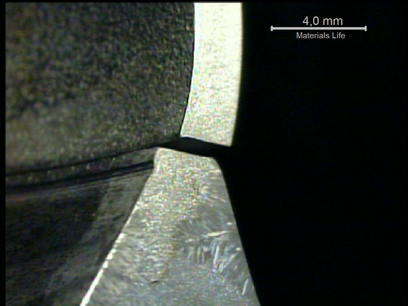 The macrography of a transverse section of the shell to flange weld (Lepto's etch) shows that the cracking occurred through the shell plate thickness, at the margin of the fillet weld.