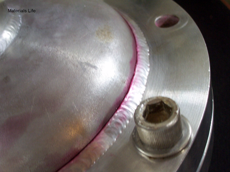 Aspect of the equipment presenting a through wall cracking at the margin of the fillet weld.